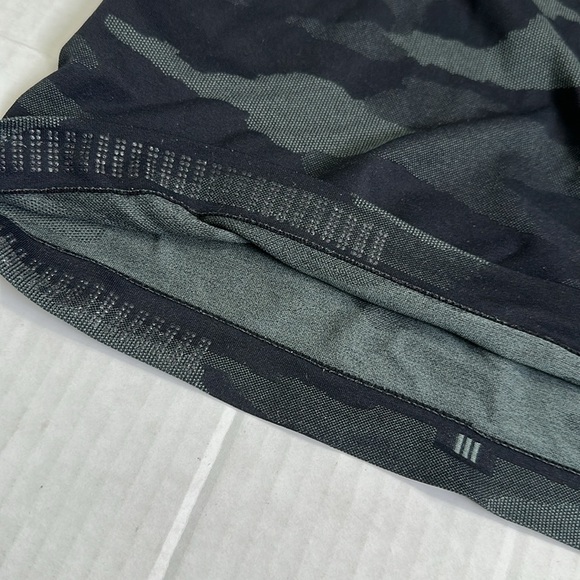 Athleta Speedlight Camo Tank Top Black Camo Womens Size Medium Activewear Gym - Picture 9 of 9